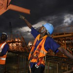 Ouvrier pendant le ferraillage d'un caisson de nuit