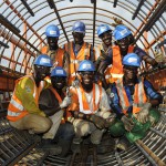 Ouvriers dans une cage de ferraillage d'un pieu