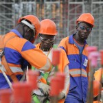 Ouvriers en activité sur le chantier